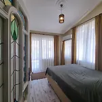 Eski lara merkezde deniz manzaralı daire