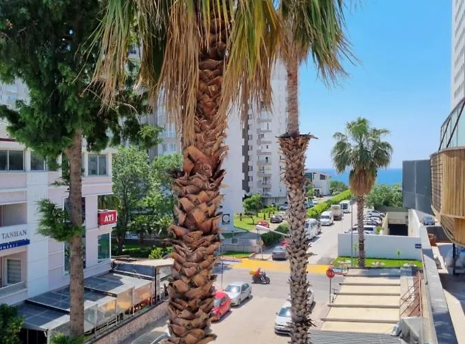 Eski lara merkezde deniz manzaralı daire